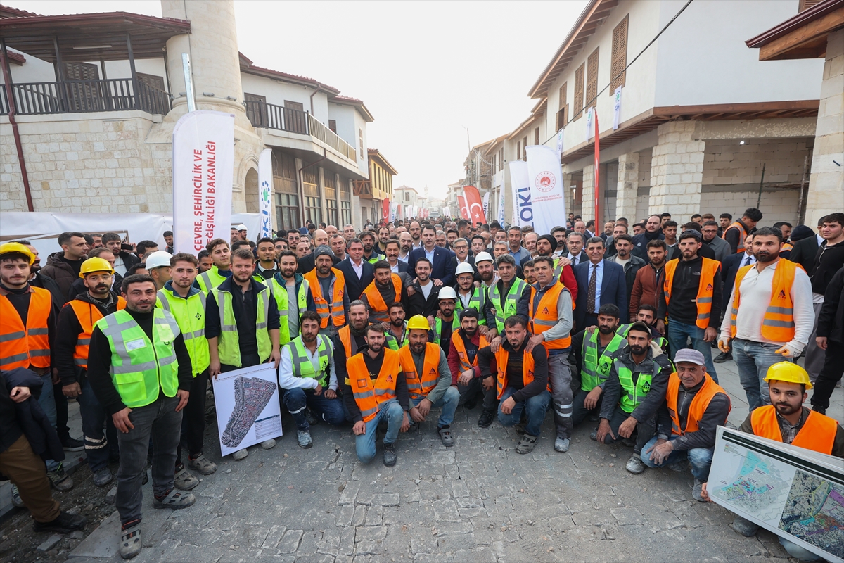 Bakan Kurum, Hatay'da, 455 bininci afet konutu teslimi öncesi incelemelerde bulundu