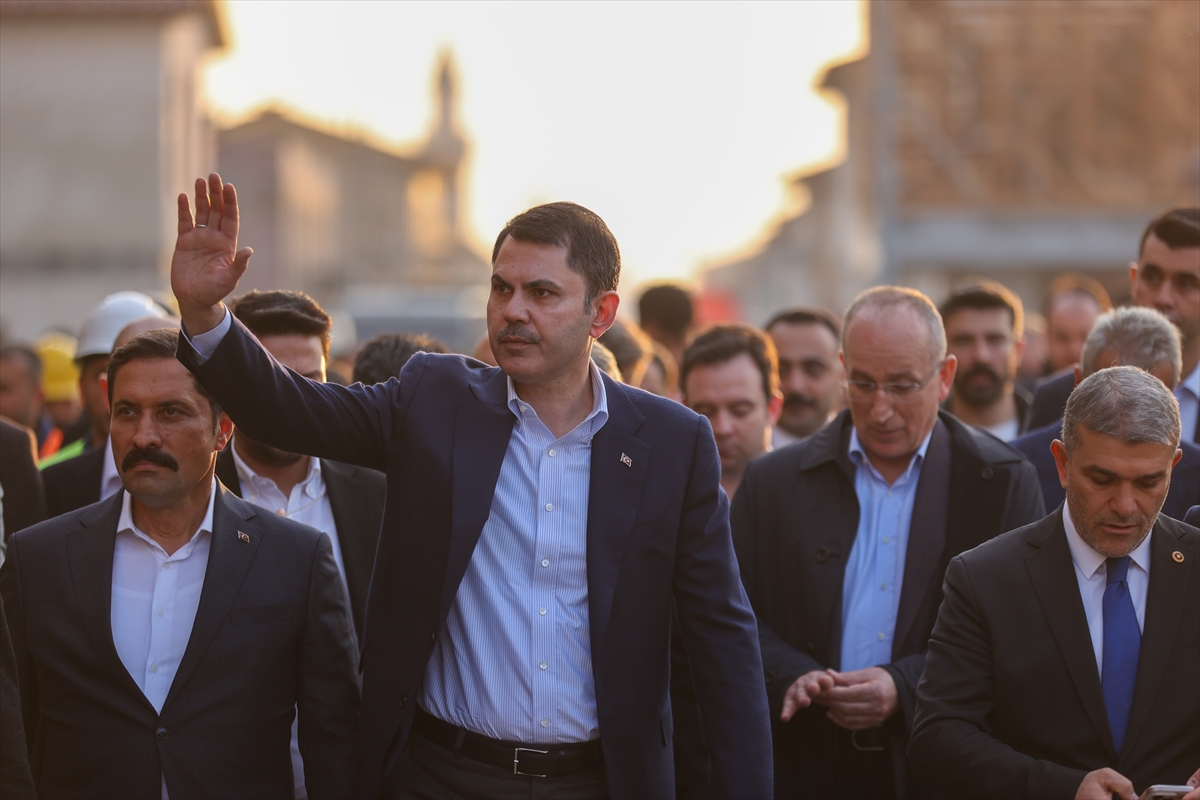 Bakan Kurum, Hatay'da, 455 bininci afet konutu teslimi öncesi incelemelerde bulundu