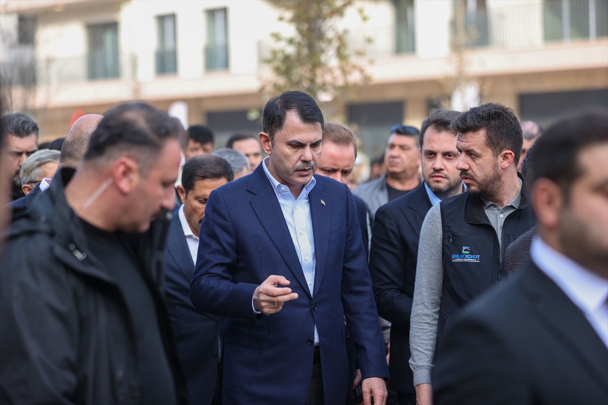 Bakan Kurum, Hatay'da, 455 bininci afet konutu teslimi öncesi incelemelerde bulundu