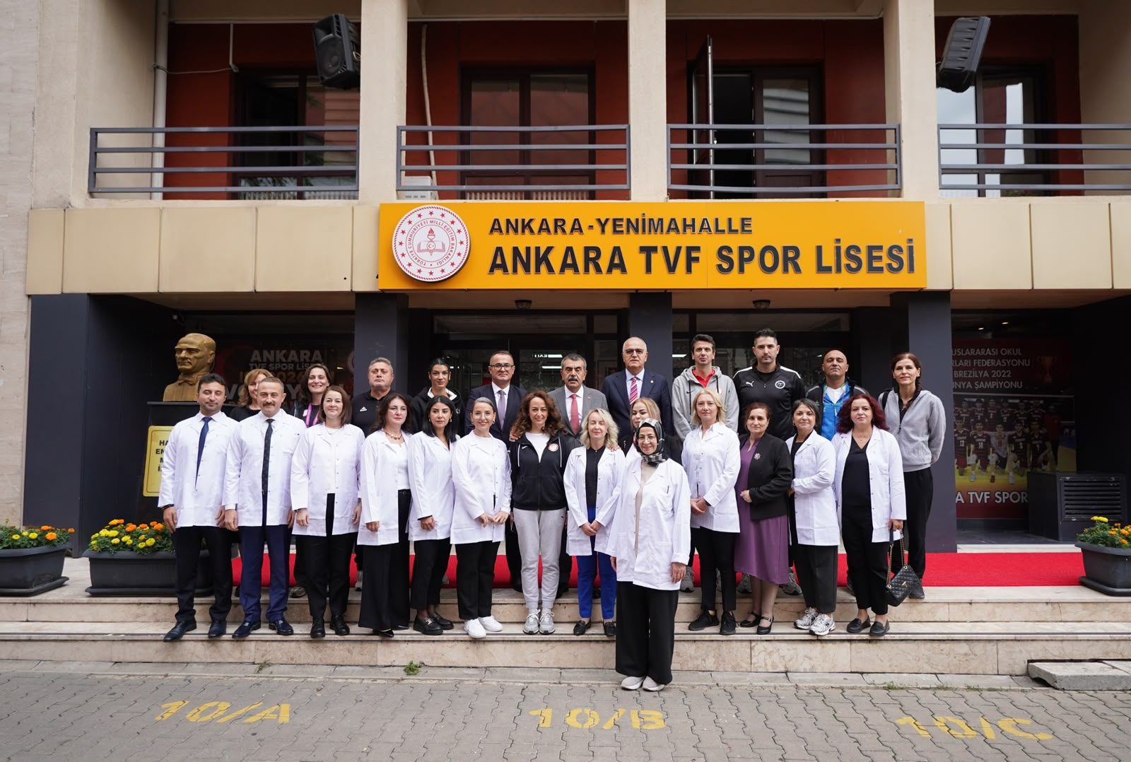 Bakan Tekin, dünya şampiyonu öğrencilerle Ankara TVF Spor Lisesinde buluştu Bakan Tekin, dünya şampiyonu öğrencilerle Ankara TVF Spor Lisesinde buluştu