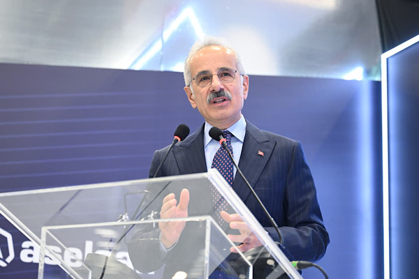 Bakan Uraloğlu, Lefkoşa'da Barış ve Özgürlük Bayramı çelenk törenine katıldı Bakan Uraloğlu, Lefkoşa'da Barış ve Özgürlük Bayramı çelenk törenine katıldı