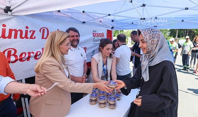 Bakırköy Belediyesi'nden Binlerce Kişiye Aşure İkramı Bakırköy Belediyesi'nden Binlerce Kişiye Aşure İkramı