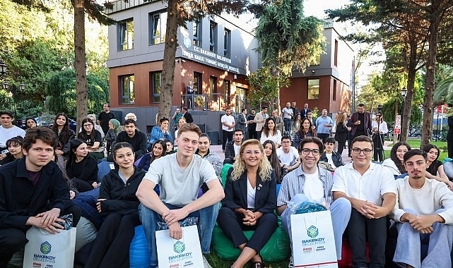 Bakırköy'de gençlerin üniversite başarısı kutlandı Bakırköy'de gençlerin üniversite başarısı kutlandı