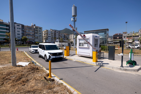 Balçova Metro İstasyonu'nda otopark hizmete açıldı Balçova Metro İstasyonu'nda otopark hizmete açıldı