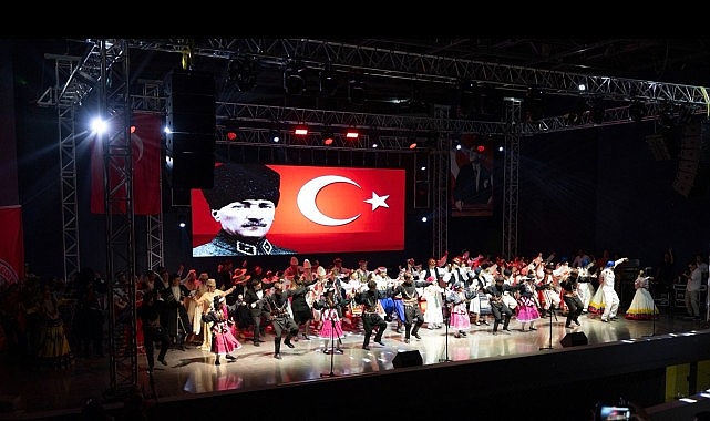 Balçova'da 30 Ağustos Coşkusu Dünyanın Renkleriyle Buluştu Balçova'da 30 Ağustos Coşkusu Dünyanın Renkleriyle Buluştu