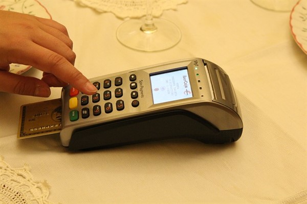 Banka ve kredi kartı harcamaları 690,9 milyar TL'ye geriledi Banka ve kredi kartı harcamaları 690,9 milyar TL'ye geriledi