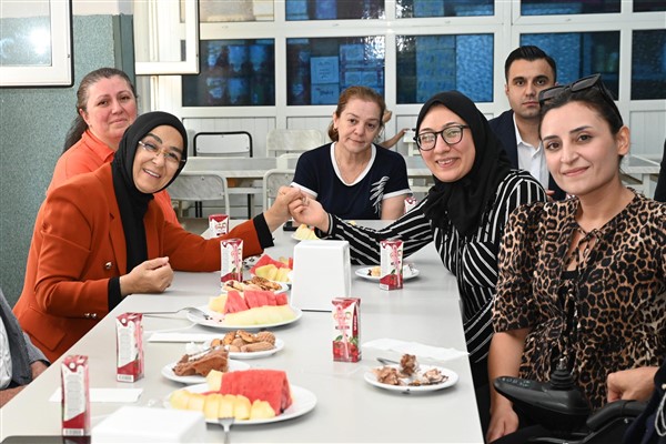 Başdeğirmen çifti özel öğrencilerin doğum günü kutlamasına katıldı Başdeğirmen çifti özel öğrencilerin doğum günü kutlamasına katıldı