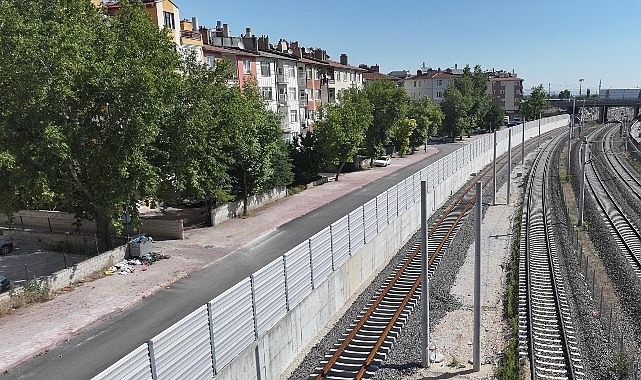 Başkan Altay, Banliyö Hattında Tren Kaynaklı Gürültüye Karşı Ses Bariyeri Yaptıklarını Açıkladı Başkan Altay, Banliyö Hattında Tren Kaynaklı Gürültüye Karşı Ses Bariyeri Yaptıklarını Açıkladı