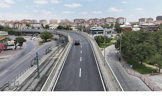 Başkan Altay Kunduracılar Üst Geçidi'nde Asfaltı Yenileyerek Standardı Yükselttiklerini Açıkladı Başkan Altay Kunduracılar Üst Geçidi'nde Asfaltı Yenileyerek Standardı Yükselttiklerini Açıkladı