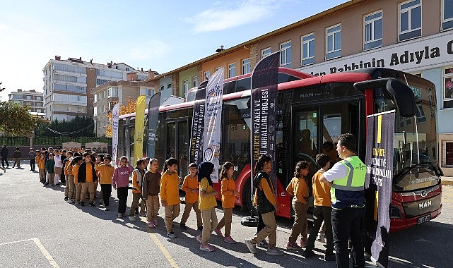 Başkan Altay: “Nezaket Otobüsü ile Öğrencilere Trafikte Saygıyı, Hoşgörüyü ve Nezaketin Önemini Anlatıyoruz" Başkan Altay: “Nezaket Otobüsü ile Öğrencilere Trafikte Saygıyı, Hoşgörüyü ve Nezaketin Önemini Anlatıyoruz"