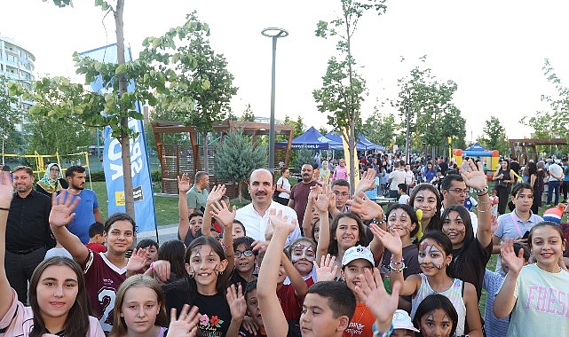 Başkan Altay “Parklarda Şenlik Var" Etkinliğinde Çocukların Yaz Coşkusuna Ortak Oldu Başkan Altay “Parklarda Şenlik Var" Etkinliğinde Çocukların Yaz Coşkusuna Ortak Oldu