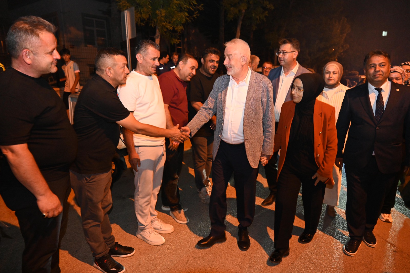 Başkan Başdeğirmen, Yedişehitler Mahallesi'nde vatandaşların taleplerini dinledi Başkan Başdeğirmen, Yedişehitler Mahallesi'nde vatandaşların taleplerini dinledi