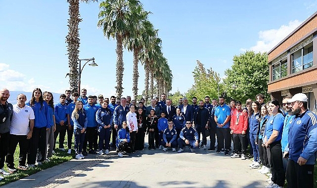 Başkan Büyükakın başarılı sporcularla buluştu Başkan Büyükakın başarılı sporcularla buluştu