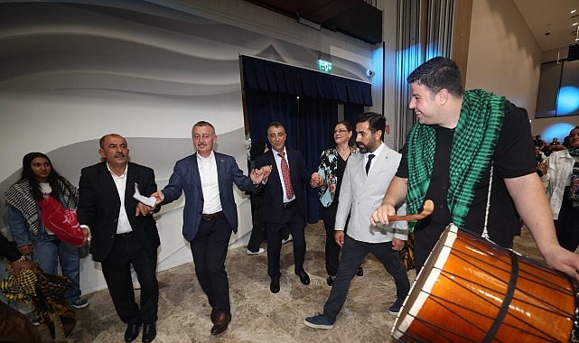 Başkan Büyükakın, Vanlıların halayına katıldı:  “Biz birlikte Türkiye'yiz"