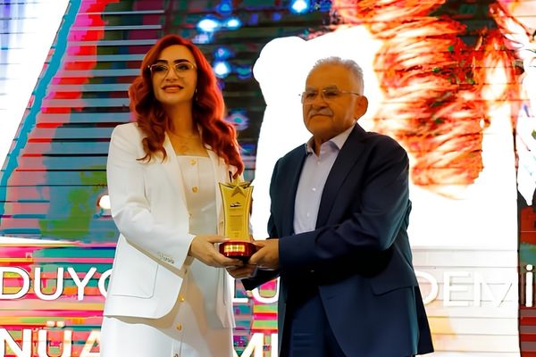 Başkan Büyükkılıç’a Erciyes Medya Ödülleri’nde teşekkür plaketi Başkan Büyükkılıç’a Erciyes Medya Ödülleri’nde teşekkür plaketi