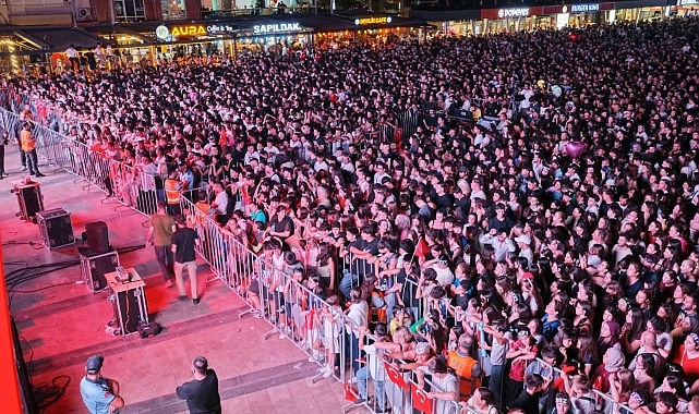 Başkan Çerçioğlu On Binlerce Aydınlıyı Atatürk Kent Meydanı'nda Kurtuluş Coşkusunda Buluşturdu Başkan Çerçioğlu On Binlerce Aydınlıyı Atatürk Kent Meydanı'nda Kurtuluş Coşkusunda Buluşturdu
