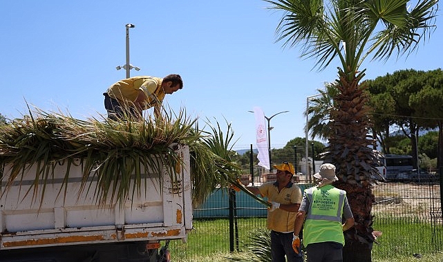 Başkan Çerçioğlu Öncülüğünde Kuşadası'nda Yeşil Alanlarda Kapsamlı Bakım ve Düzenleme Çalışması Başkan Çerçioğlu Öncülüğünde Kuşadası'nda Yeşil Alanlarda Kapsamlı Bakım ve Düzenleme Çalışması