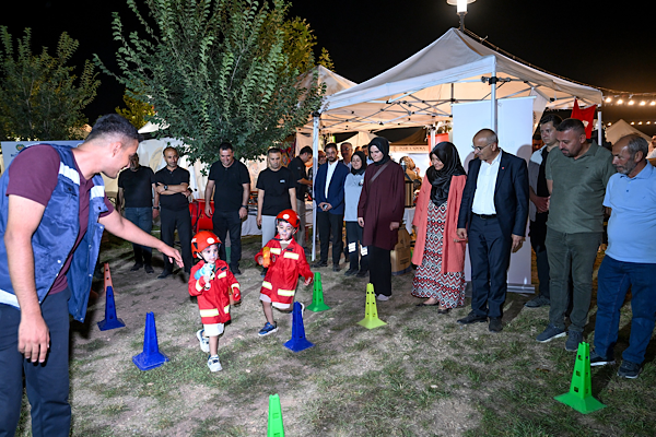 Başkan Er, Malatya’da Kültür Yolu Festivali’nde vatandaşlarla buluştu Başkan Er, Malatya’da Kültür Yolu Festivali’nde vatandaşlarla buluştu