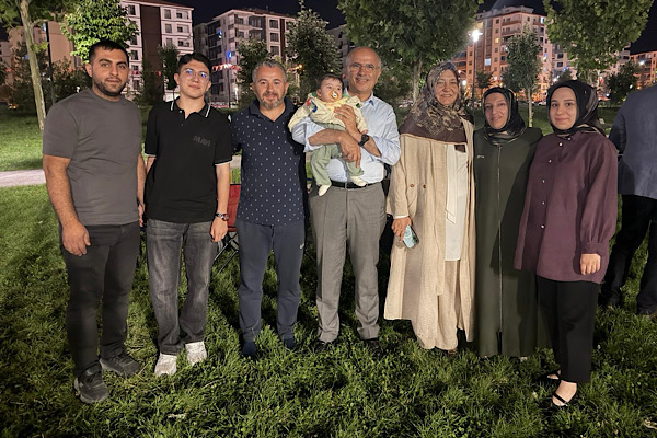 Başkan Er, Yüzüncü Yıl Kent Parkı’nda vatandaşlarla bir araya geldi Başkan Er, Yüzüncü Yıl Kent Parkı’nda vatandaşlarla bir araya geldi