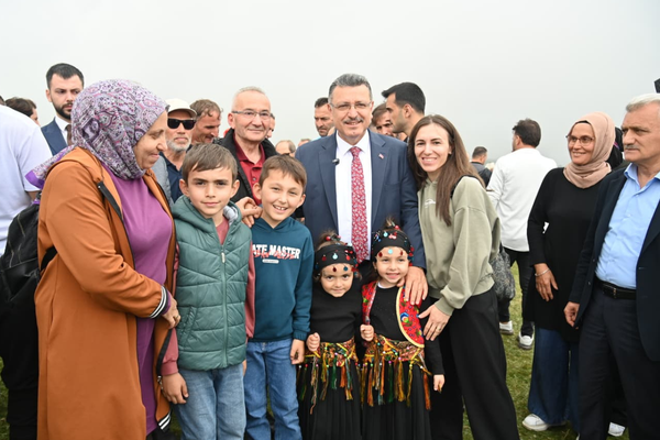Başkan Genç, Çoban Derneği Şenliği’nde vatandaşlarla buluştu Başkan Genç, Çoban Derneği Şenliği’nde vatandaşlarla buluştu