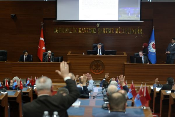 Başkan Genç Trabzon’un yatırımlarını ve projelerini değerlendirdi Başkan Genç Trabzon’un yatırımlarını ve projelerini değerlendirdi