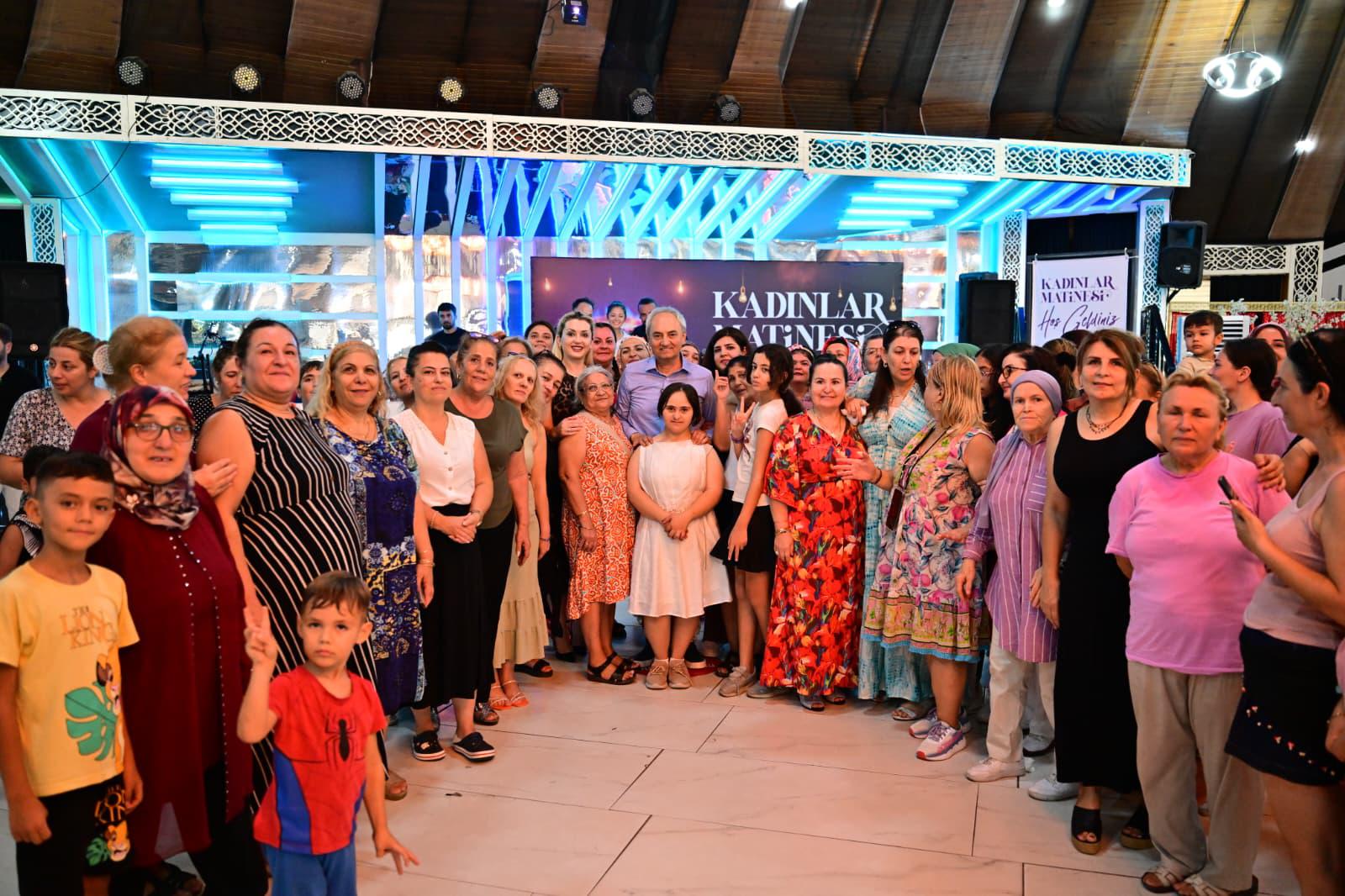 Başkan Kocagöz, kadınların matine coşkusuna ortak oldu Başkan Kocagöz, kadınların matine coşkusuna ortak oldu
