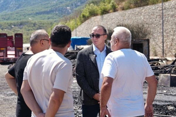 Başkan Kotan, balıkçı barınağındaki yangın bölgesinde inceleme yaptı Başkan Kotan, balıkçı barınağındaki yangın bölgesinde inceleme yaptı