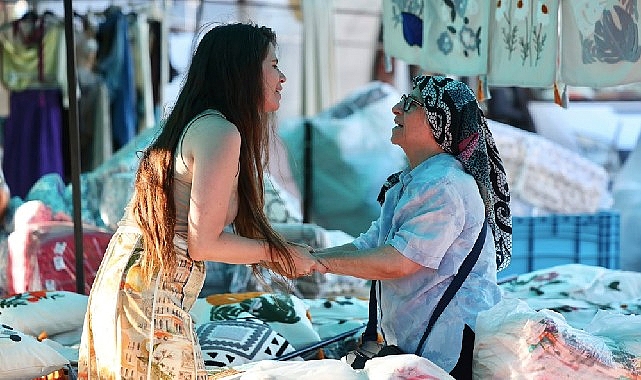 Başkan Lâl Denizli Alaçatı Pazarında esnaf ve vatandaşlarla buluştu Başkan Lâl Denizli Alaçatı Pazarında esnaf ve vatandaşlarla buluştu