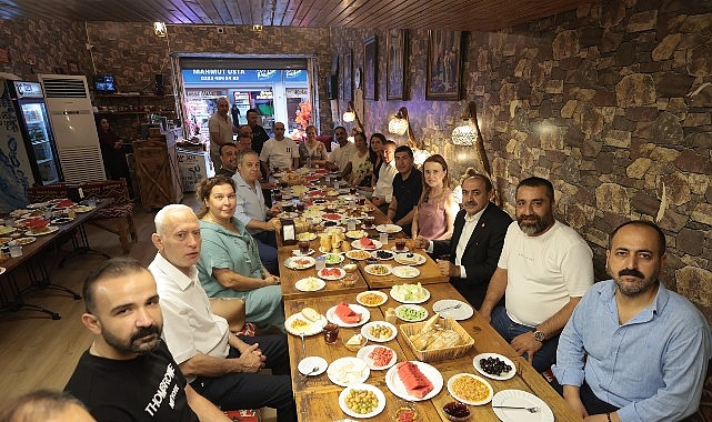 Başkan Mutlu, Tarihi Çarşı'da esnafla buluştu: “Kemeraltı, en büyük zenginliğimiz" Başkan Mutlu, Tarihi Çarşı'da esnafla buluştu: “Kemeraltı, en büyük zenginliğimiz"