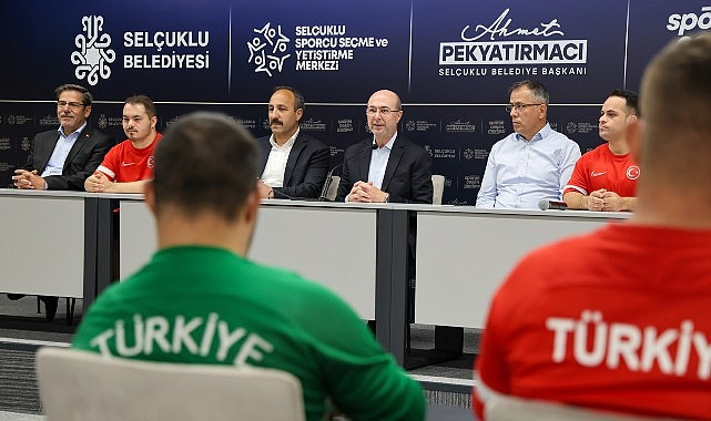 Başkan Pekyatırmacı Down Sendromlu Futsal Millî Takımı ile Bir Araya Geldi Başkan Pekyatırmacı Down Sendromlu Futsal Millî Takımı ile Bir Araya Geldi