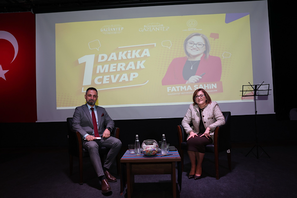 Başkan Şahin, gençlerin sorularını yanıtladı Başkan Şahin, gençlerin sorularını yanıtladı