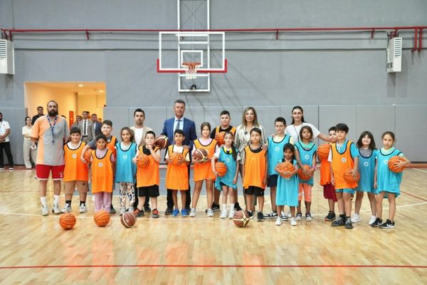 Başkan Sarıkurt’tan yaz tatilini spor salonlarında geçiren çocuklara ziyaret Başkan Sarıkurt’tan yaz tatilini spor salonlarında geçiren çocuklara ziyaret