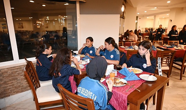 Başkan Topaloğlu'ndan voleybolculara motivasyon yemeği Başkan Topaloğlu'ndan voleybolculara motivasyon yemeği