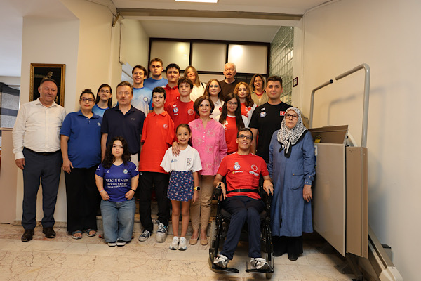 Başkan Ünlüce, paralimpik ve işitme engelli yüzücüleri ağırladı Başkan Ünlüce, paralimpik ve işitme engelli yüzücüleri ağırladı
