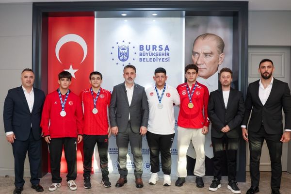 Başkan Vekili Biba, madalyalı güreşçileri ağırladı Başkan Vekili Biba, madalyalı güreşçileri ağırladı