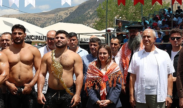 Başkan Vekili Özdemir Alanya Gökbel güreşlerine katıldı Başkan Vekili Özdemir Alanya Gökbel güreşlerine katıldı