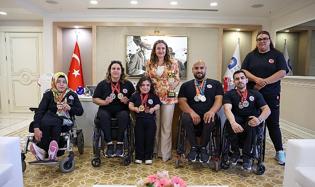 Başkan Vekili Özdemir şampiyon sporcuları ağırladı Başkan Vekili Özdemir şampiyon sporcuları ağırladı