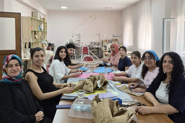 Batman'da çocuklar geri dönüşüm malzemeleriyle tasarım yaptı Batman'da çocuklar geri dönüşüm malzemeleriyle tasarım yaptı
