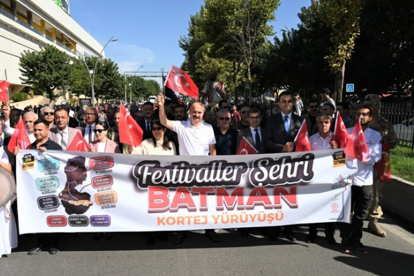 Batman’da festivaller kortej yürüyüşüyle başladı Batman’da festivaller kortej yürüyüşüyle başladı