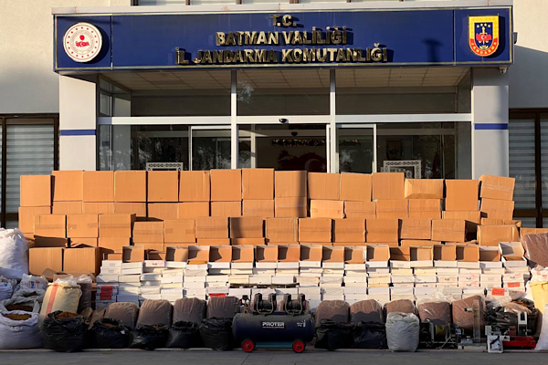 Batman’da kaçakçılık operasyonunda 800 bin boş makaron ve 524 kilogram tütün ele geçirildi Batman’da kaçakçılık operasyonunda 800 bin boş makaron ve 524 kilogram tütün ele geçirildi