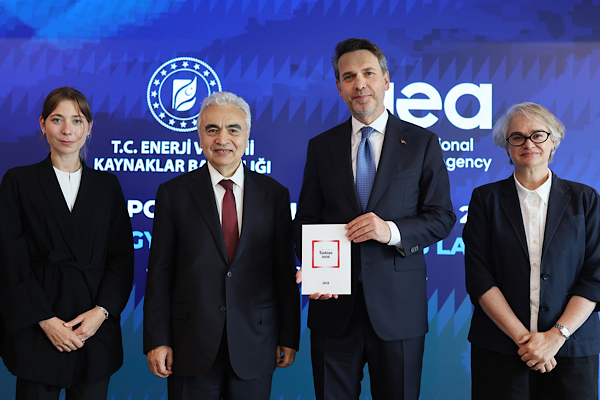 Bayraktar: Türkiye’nin 2040 Yeni Enerji Mimarisi’ni COP31 öncesinde sunacağız Bayraktar: Türkiye’nin 2040 Yeni Enerji Mimarisi’ni COP31 öncesinde sunacağız