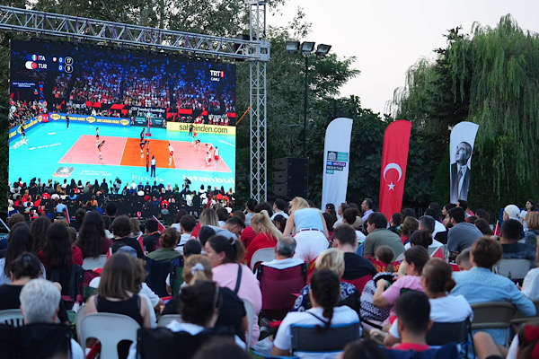 Beşiktaş'ta Filenin Sultanları'nın şampiyonluk maçı dev ekrandan izlendi Beşiktaş'ta Filenin Sultanları'nın şampiyonluk maçı dev ekrandan izlendi