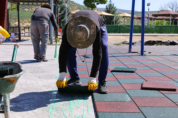 Bingöl’de parklarda yenileme çalışmaları sürüyor Bingöl’de parklarda yenileme çalışmaları sürüyor