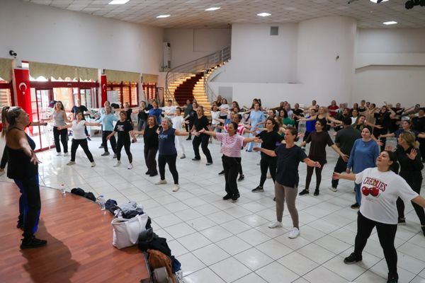 Buca’da kadınlar ücretsiz pilates ve zumba kurslarına ilgi gösteriyor Buca’da kadınlar ücretsiz pilates ve zumba kurslarına ilgi gösteriyor