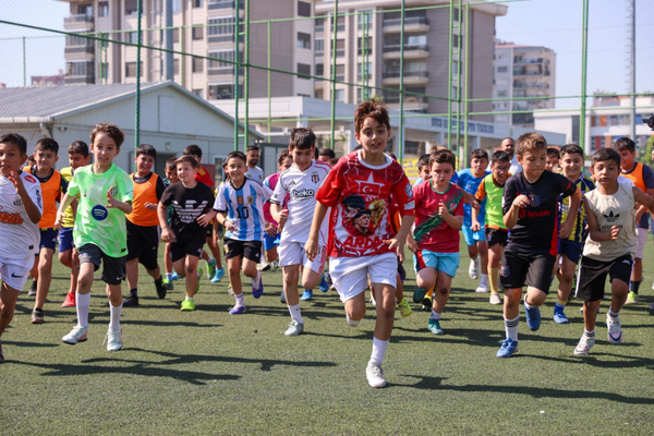 Buca'da ücretsiz futbol kursları başladı Buca'da ücretsiz futbol kursları başladı