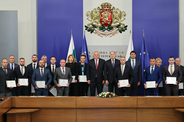Bulgaristan Başbakanı Radev, İçişleri Bakanlığı görevlilerini ödüllendirdi Bulgaristan Başbakanı Radev, İçişleri Bakanlığı görevlilerini ödüllendirdi