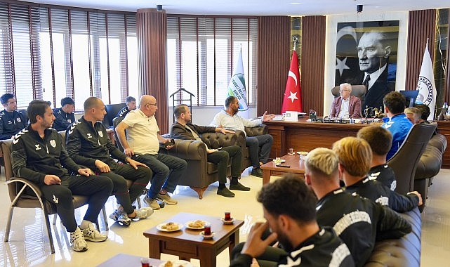 Burhaniye Belediyespor Futbol A Takımı'ndan Başkan Deveciler'e Ziyaret Burhaniye Belediyespor Futbol A Takımı'ndan Başkan Deveciler'e Ziyaret