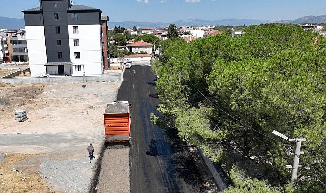 Burhaniye'de 12 Ayrı Mahallede Yol Seferberliği Burhaniye'de 12 Ayrı Mahallede Yol Seferberliği