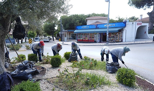 Burhaniye'de Park ve Yeşil Alanlarda Bakım Çalışmaları Sürüyor Burhaniye'de Park ve Yeşil Alanlarda Bakım Çalışmaları Sürüyor