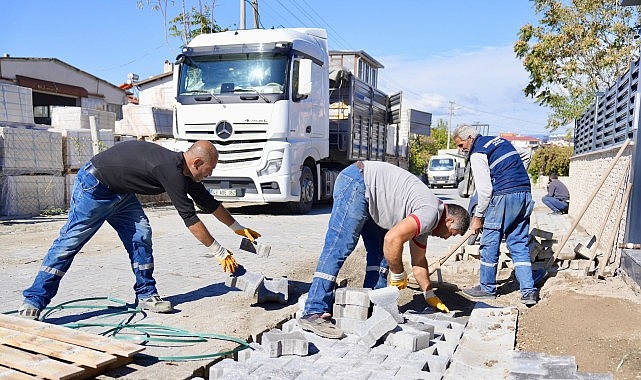 Burhaniye'de Yol Yapım ve Bakım Çalışmaları Sürüyor Burhaniye'de Yol Yapım ve Bakım Çalışmaları Sürüyor